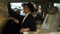 Artalyta Suryani (Ayin) memasuki mobil Toyota Alphard bernopol B 1368 II yang sudah menunggunya di lobi luar gedung.