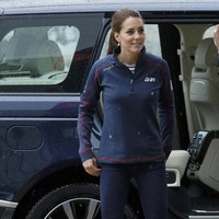 Gaya santai Kate Middleton dengan tracksuit. Foto: Getty Images