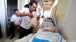 Warga Serbu Sembako Murah di Pasar Kramat Jati