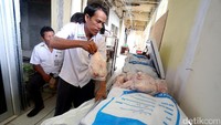 Saat ini ada dua jenis komoditi yang dijual dengan cara non tunai.Beras kualitas medium Rp 30 ribu per lima kilogram dan telur ayam Rp 12 ribu per tray isi 15 butir atau setara sekitar satu kilogram. Sedangkan untuk daging sapi Rp 35 ribu per kilogram dan daging ayam Rp 8.000 per ekor.