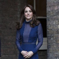 Monokrom dengan gaun dan flat shoes biru. Foto: Getty Images