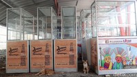 Jajaran etalase untuk PKL.