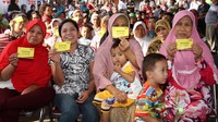 Warga menunjukkan kupon pengambilan sembako. Pool/PLN.