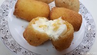 Risoles smoked beef mayo juga patut dicicip. Berupa risoles dengan isian mayonnaise, telur, potongan keju dan lembaran daging asap.