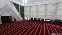 Masjid yang digagas oleh Presiden Jokowi itu mampu menampung hingga 12.500 jemaah.