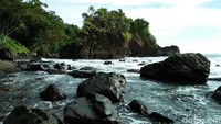 Pantai Batu Perahu punya beberapa nama seperti Long Beach atau Secret Beach. Disebut Secret Beach karena tempat ini bisa dibilang masih rahasia dari turis. Di sisi kiri pantai ada sebuah batu besar layaknya perahu (Bonauli/detikTravel)