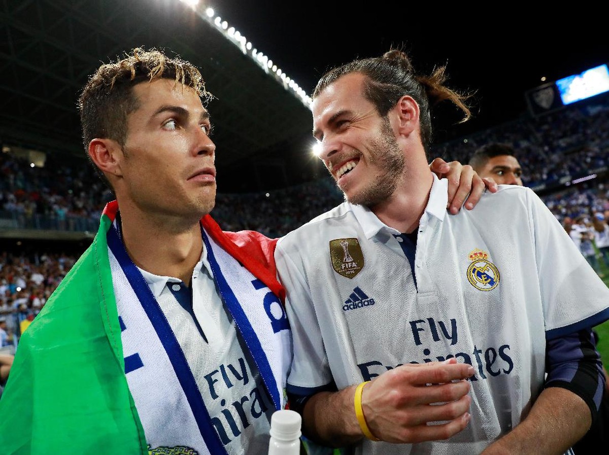 Cristiano Ronaldo dan Gareth Bale merayakan keberhasilan Real Madrid menjuarai Liga Spanyol. (Foto: Gonzalo Arroyo Moreno/Getty Images)