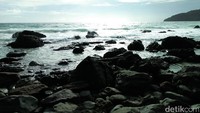 Ombak pun terbilang cukup kuat menghantam batu-batu pantai. Namun suasan tenang dan sepi ini enggak akan membuat traveler bosan. Justru ingin berleha-leha lebih lama (Bonauli/detikTravel)