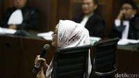 Uang tersebut diterima Atut melalui stafnya yang bernama Siti Halimah Iin. Atut juga baru tahu uang tersebut dari dokter Jana setelah ada rekonstruksi.