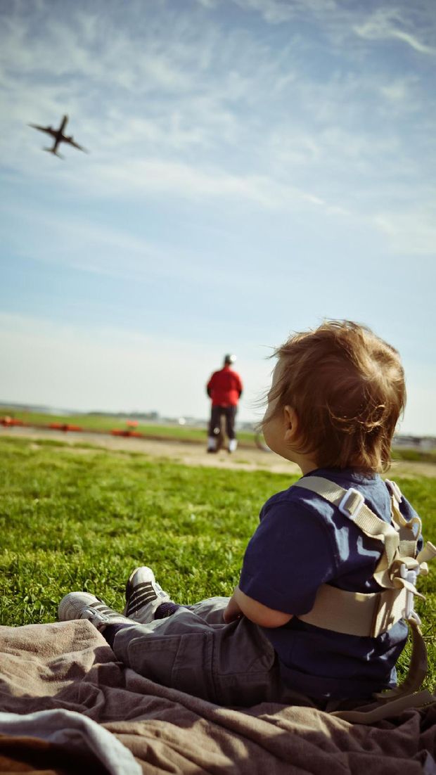 Piknik sambil melihat pesawat (Thinkstock)