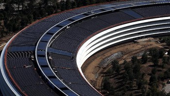 Kantor ini disebut juga sebagai Apple Park terletak di Cupertino, California, Amerika Serikat. Bangunan ini menyediakan beberapa fasilitas seperti jogging track, taman, restoran, hingga kolam renang juga akan dibangun.  (Foto: GettyImages)