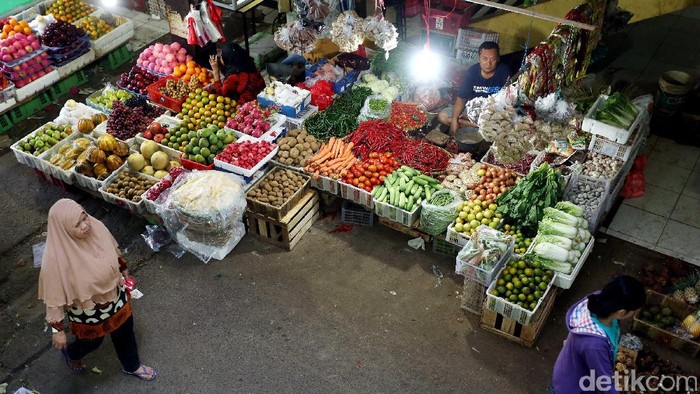 Tampak suasana di Pasar Kramat Jati, Jakarta Timur, Rabu (31/05/2017). Saat Ramadan, traksaski jual beli di Pasar Kramat Jati, meningkat.