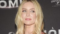 Annabelle Wallis yang berperan sebagai Jenny Halsey juga tak kalah memesonanya. Pascal Le Segretain/Getty Images/detikFoto.