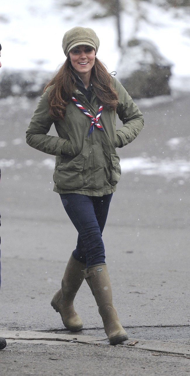 Sentuhan maskulin dengan parka dan boots selutut berwarna army. Foto: Getty Images