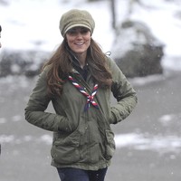 Sentuhan maskulin dengan parka dan boots selutut berwarna army. Foto: Getty Images