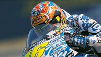 Hawaiian Helm (2001). Rossi tampil penuh bunga saat membalap di Mugello musim 2001. Dikenal publik dengan motif Hawaii, bukan helm Rossi saja yang tampil cerah karena seluruh livery motornya juga penuh corak bunga berwarna biru. Malang buat Rossi, dia gagal finis dalam balapan yang berlangsung di lintasan basah (Foto: ist).