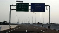 Seperti diketahui, tol Bekasi-Cawang-Kampung Melayu membentang dari Jalan DI Panjaitan, Kasablanka, Jakarta Timur sampai Jalan Raya Ganda Agung, Bekasi Timur, Kota Bekasi sepanjang 21,04 km. Ruas ini terbagi atas dua seksi, yakni seksi 1 sepanjang 11,8 km dan seksi 2 sepanjang 9,2 km. Proyek yang sempat mangkrak selama 22 tahun ini ditarget beroperasi secara keseluruhan pada tahun 2019 nanti. Pool/Dok. Kementerian PUPR.