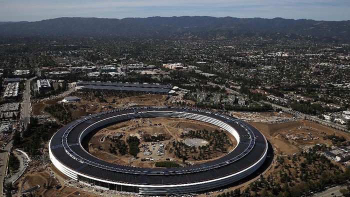 CUPERTINO, CA - APRIL 28:  An aerial view of the new Apple headquarters on April 28, 2017 in Cupertino, California. Apples new 175-acre spaceship campus dubbed 