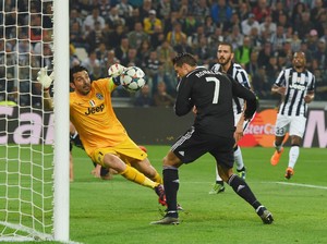 Karena Buffon Adalah Santapan Empuk Ronaldo