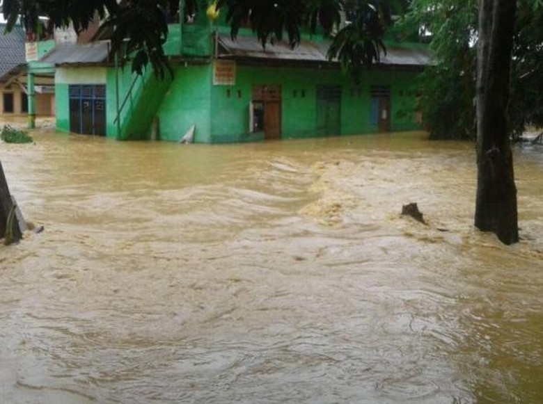 Banjir dan Longsor Landa Kendari, 1 Orang Tewas Banjir dan Longsor Landa Kendari, 1 Orang Tewas