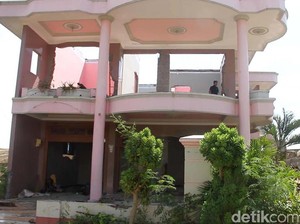 Rumah Juragan Warteg Akhirnya Dibongkar untuk Jalan Tol
