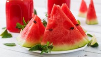 Buah kaya vitamin C dan tinggi zat besi seperti semangka harus dikonsumsi juga. Vitamin c seperti diketahui berguna untuk membantu penyerapan zat besi bagi tubuh. (Foto: iStock)