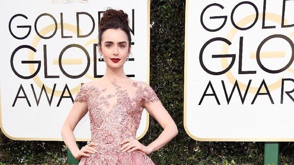 Foto: 15 Penampilan Feminin dan Anggun Lily Collins