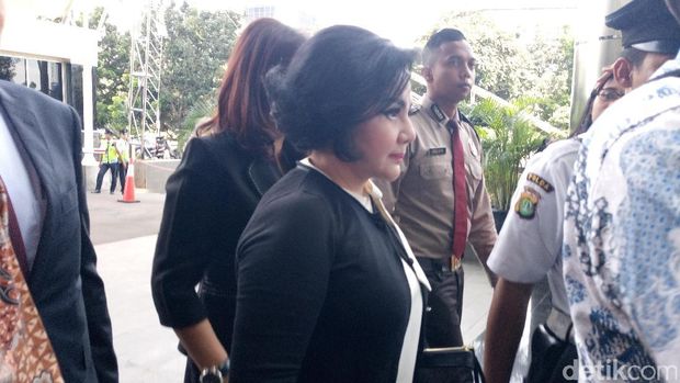  Artalyta Suryani di gedung KPK, Rabu (31/5/2017)