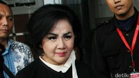 Saat keluar dari KPK, Ayin irit bicara.