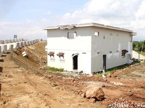Kisah Rumah H. Sanawi di Tengah Jalan Tol di Tegal