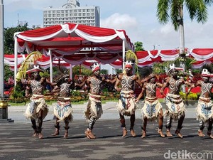 Warga Papua Suguhkan Tarian Tumbello di HUT Kota Surabaya ke 724