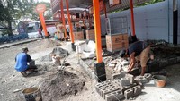 Sejumlah pekerja merampungkan pembangunan kios PKL.