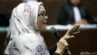 Ratu Atut Chosiyah membenarkan pernah menerima uang Rp 3,8 miliar dari Dinas Kesehatan Provinsi Banten melalui stafnya. Namun Atut mengaku baru tahu ada pemberian uang dari Dinkes setelah ada rekonstruksi.