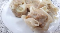 Kalau suka siomay, ciciplah siomay udang Pasteliciouz. Ukurannya besar dengan jejak rasa gurih khas udang amat terasa. Enak dicocol saus merahnya yang pedas manis.