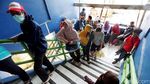 Warga Serbu Sembako Murah di Pasar Kramat Jati