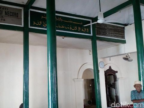 Bagian dalam Masjid Darussalam Mojokerto