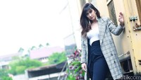 Ibu satu anak itu tetap terlihat seksi dan memesona.