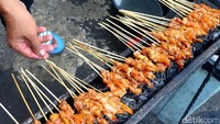 Sate juga dijual di Pasar Takjil Sunda Kelapa.