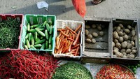 Tampak suasana aktifitas jual beli di Pasar Kramat Jati, Jakarta Timur, Rabu (31/05/2017).