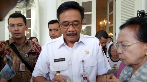 Plt Gubernur DKI Jakarta Djarot Saiful Hidayat berjanji segera menertibkan bedeng liar di Kalijodo agar tidak menjamur.