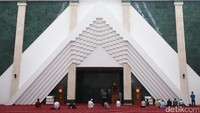 Warga berdoa dan beraktifitas di Masjid Raya KH Hasyim Asyari, Jakarta, Selasa (30/5).