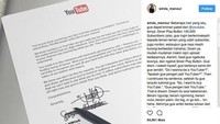 Inilah unggahan Wirda yang kedatangan surat Silver Play Button 100,000 Subscribers dari CEO YouTube. Ia malah mencoret-coret nama CEO YouTube dan diganti dengan namanya sebagai tanda ingin membeli situs raksasa tersebut.  Foto: Instagram @wirda_mansur