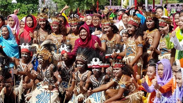 Warga Papua Suguhkan Tarian Tumbello di HUT Kota Surabaya ke 724