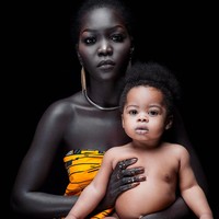 Menurut Nyakim, kecantikan bukan hanya dipandang dari luar tapi dalamnya jauh lebih berarti. Ia juga berpesan kepada wanita berkulit hitam lainnya untuk merasa nyaman dengan keindahan kulit mereka sendiri. Foto: Instagram/@queenkim_nyakim