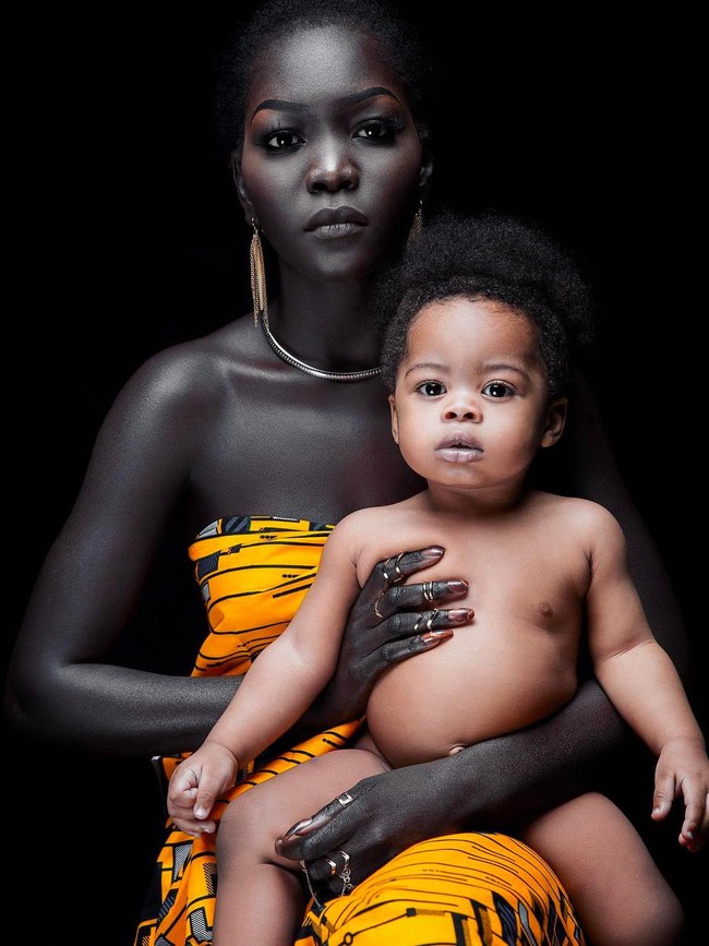 Menurut Nyakim, kecantikan bukan hanya dipandang dari luar tapi dalamnya jauh lebih berarti. Ia juga berpesan kepada wanita berkulit hitam lainnya untuk merasa nyaman dengan keindahan kulit mereka sendiri. Foto: Instagram/@queenkim_nyakim