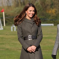 Coatdress warna gelap cocok untuk tampilan semi formal. Foto: Getty Images