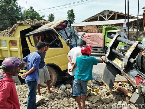 Truk Pengangkut Tanah dan Galon Tabrakan di Serang