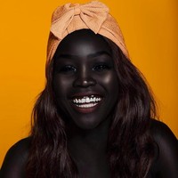 Namanya Nyakim Gatwech, kini ia menjadi terkenal dalam industri modeling, karena memiliki keunikan yang berbeda dari kebanyakan model pada umumnya. Nyakim memiliki kulit berwarna sangat gelap sehingga ia dijuluki Queen of Dark. Tapi wanita asal Sudan Selatan ini dengan bangga memperlihatkan kulit gelapnya yang unik dan cantik. Foto: Instagram queenkim_nyakim