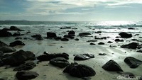 Suasana yang sepi dan tenang jadi kelebihan dari pantai ini. Sambil menikmati senja dengan belaian lembut dari angin akan membuat siapa pun betah berlama-lama di pantai ini (Bonauli/detikTravel)