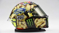 Di Vale / Helm Pasta (2014). Di Vale merupakan lelucon Rossi untuk menirukan sebuah merek pasta terkenal di Italia. Helm yang dipakai Rossi di Mugello tahun 2014 ini menampilkan banyak sekali pasta di dalamnya. Pada bagian belakang terdapat foto dua buah tikungan Sirkuit Mugello yang merupakan tikungan favorit Rossi untuk melalukan overtaking (Foto: ist.)